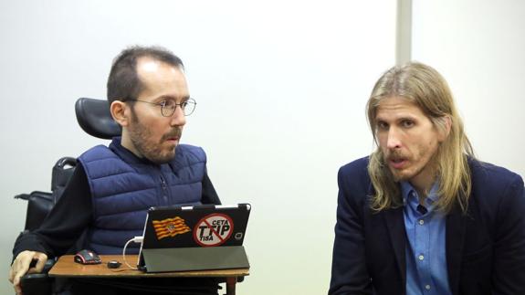 El secretario de Organización de Podemos, Pablo Echenique, junto al secretario regional del partido, Pablo Fernández.