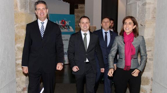 Los cuatro ponentes a su llegada al Palacio Conde Luna.