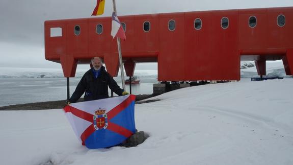 Valentín Carrera en la Antartida, con la bandera de El Bierzo en ristre.