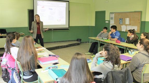 Profesores de la ULE imparten clases de economía en el Juan del Enzina