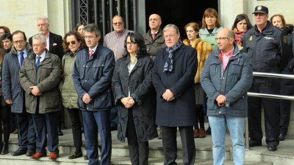 Las autoridades leoneses en el minuto de silencio.