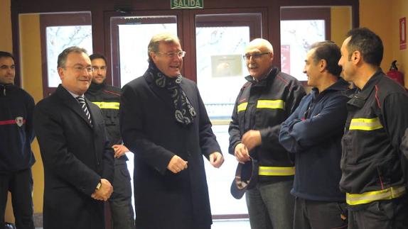 Antonio Silván y Fernando Salguero, junto a los bomberos de la capital. 