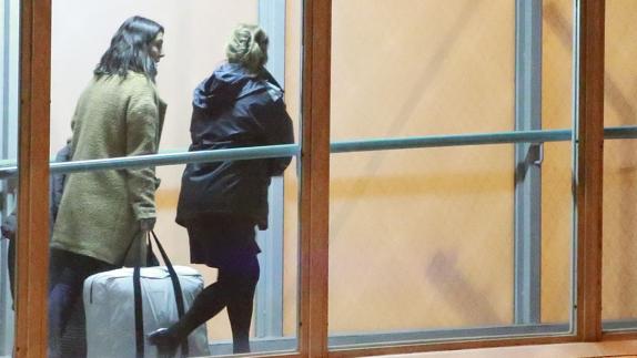 Gago conversa con una funcionaria en el momento de entrar en prisión.