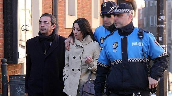 Raquel Gago acude a una vista acompañada por policías locales.