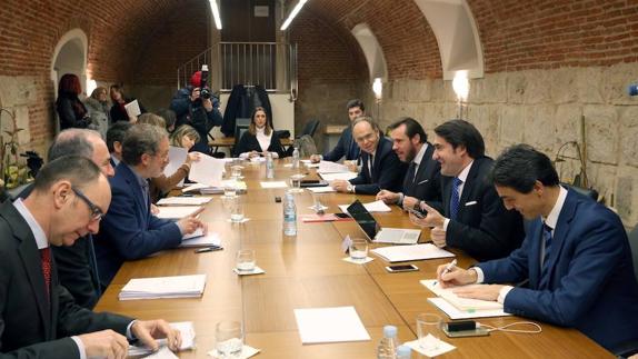 El consejero de Fomento y Medio Ambiente, Juan Carlos Suárez-Quiñones (C), y el alcalde de Valladolid, Óscar Puente,durante la Junta General Extraordinaria de la Sociedad Valladolid Alta Velocidad. 