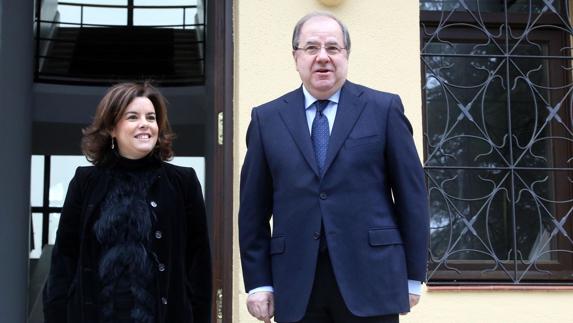 Juan Vicente Herrera junto a la vicepresidenta del Gobierno y ministra de la Presidencia.