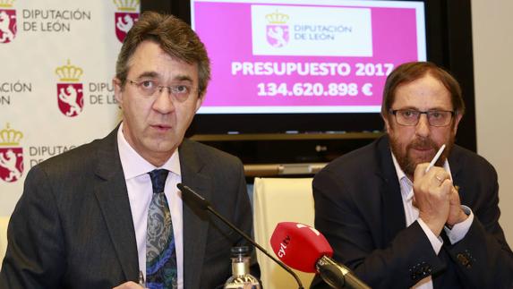 El presidente de la Diputación de León, Juan Martínez Majo, presenta los presupuestos de la institución provincial junto al diputado Delegado de la Presidencia para Hacienda y Contratación, Lupicinio Rodrigo.  