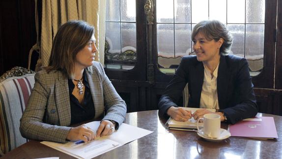 La consejera de Agricultura y Ganadería y portavoz de la Junta, Milagros Marcos, mantiene una reunión de trabajo con la ministra de Agricultura y Pesca, Alimentación y Medio Ambiente, Isabel García Tejerina.