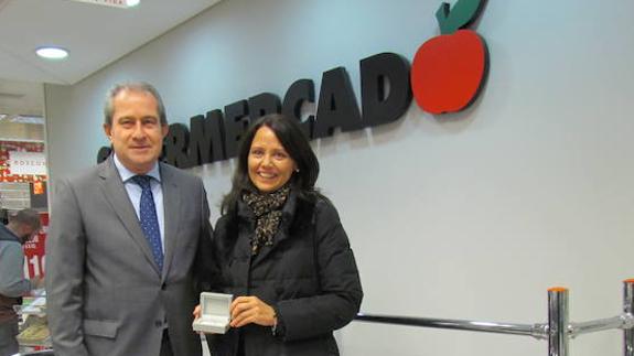 La agraciada recibiendo su sortija en el Supermercado de El Corte Inglés.