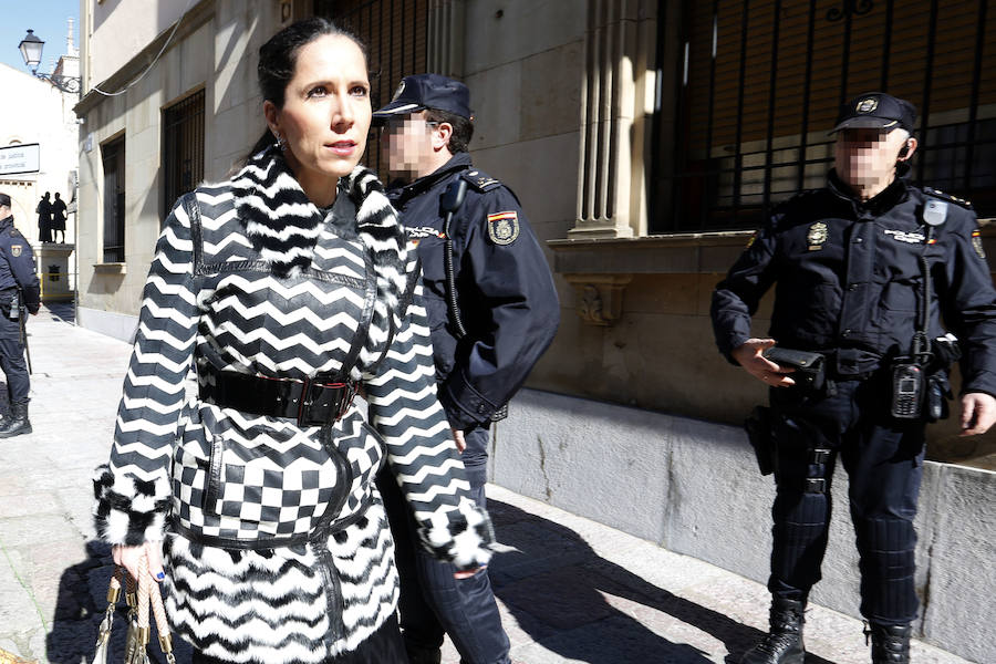 Beatriz Llamas, a las puertas de la Audiencia Provincial de León. 