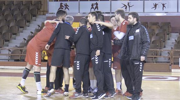 Los jugadores del Abanca Ademar concluyen el entrenamiento.