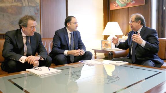 El presidente de la Junta de Castilla y León, Juan Vicente Herrera, se reúne con el presidente de la FRMP, Alfonso Polanco.