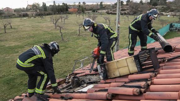 Los bomberos desmontan la zona afectada de la vivienda. 