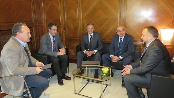 Majo se reúne con los representantes del Colegio de Ingenieros Técnicos Industriales. 