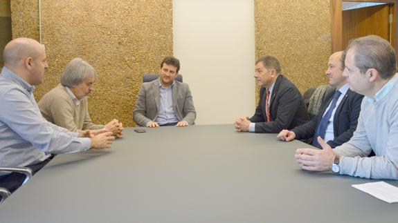 La nueva directiva de la Casa Asturias mantiene un encuentro con el alcalde de Villaquilambre