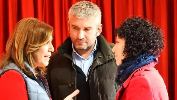 Susana Díaz charla con la alcaldesa de Villagatón-Brañuelas, Carolina López, en presencia del alcalde de Igueña, Alider Presa. 