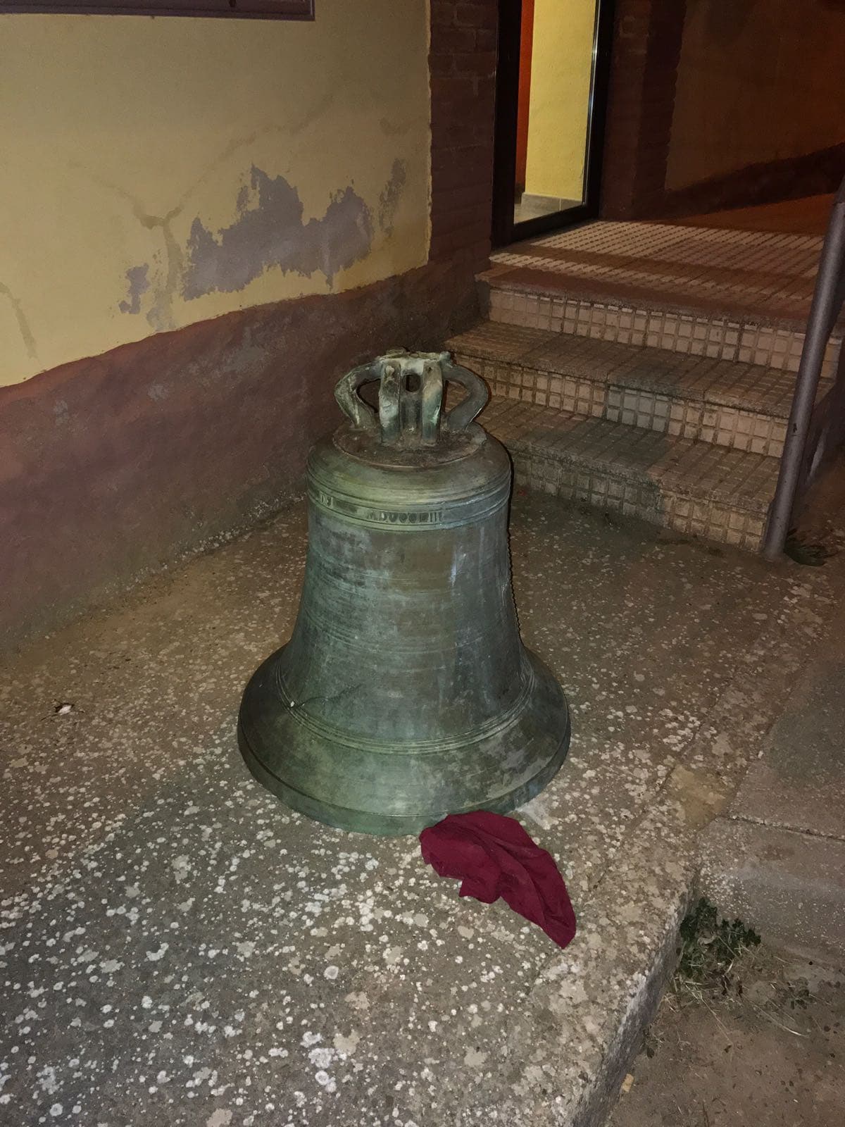 Imagen de la campana a las puertas del consistorio de Gusendos de los Oteros.