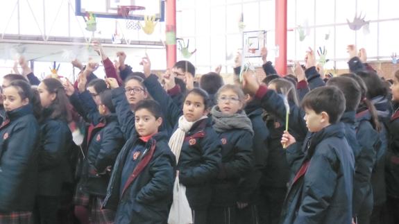 Los niños del Leonés durante los actos del Día de la Paz.