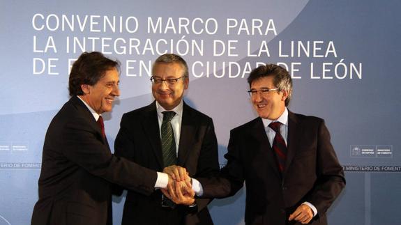 Villalba, a la izquierda, durante la firma de las obras de integración de Feve junto al exministro de Fomento y exalcalde de León. 