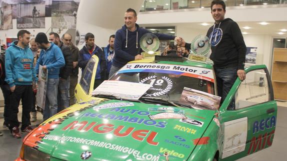 El coche y los ganadores de la primera edición.