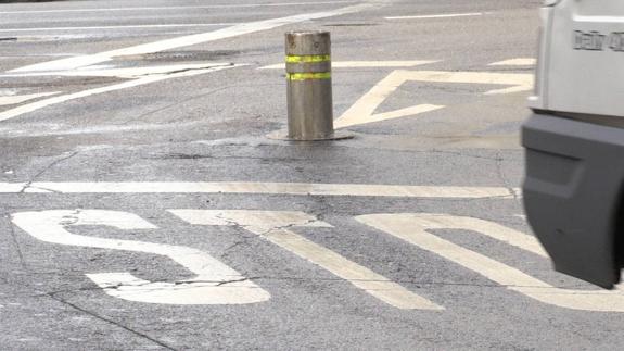 Uno de los bolardos que hasta ahora controlan el acceso al centro de León. 