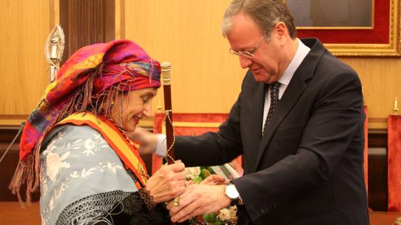 La Águeda Mayor recibe el bastón de mando del alcalde de León.