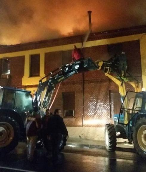 Los vecinos se sirvieron de tractores para sofocar el fuego. 
