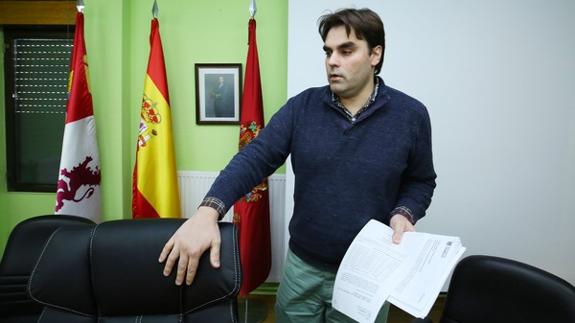 El alcalde de Cacabelos, Sergio Álvarez, a su llegada a la rueda de prensa en las dependencias del consistorio.