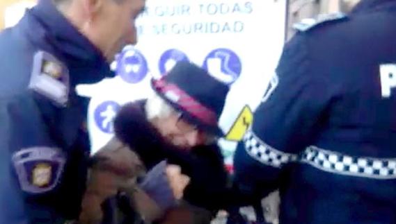 Momento del forcejeo con la policía