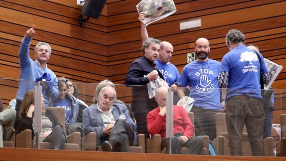 Miembros de la Plataforma Stop Uranio protestan durante la celebración del Pleno de las Cortes de Castilla y León por la posible apertura de una mina de uranio en Salamanca.