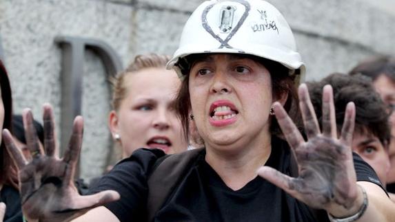 Mujer minera durante una protesta en el Senado.