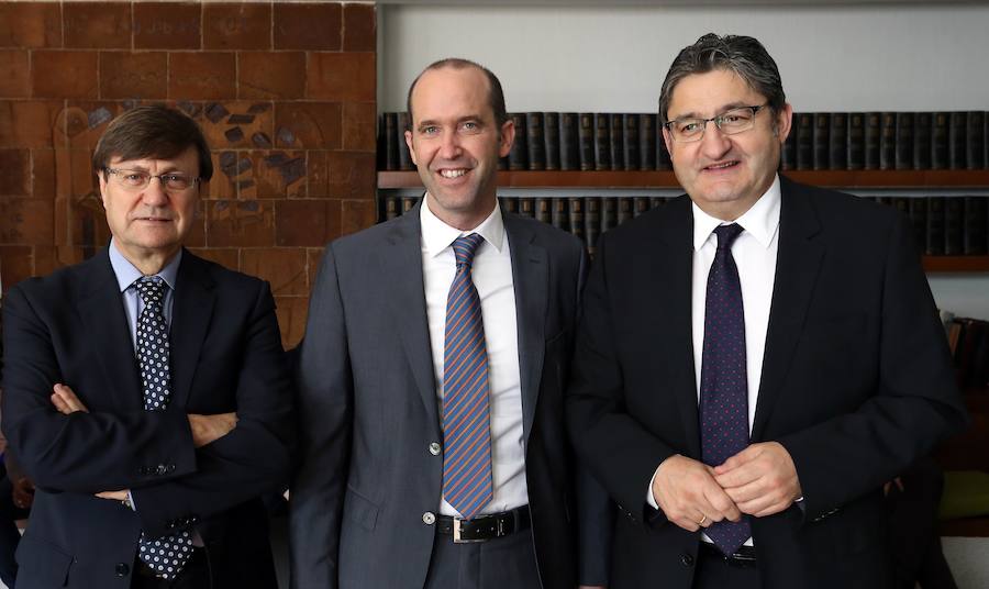 El director editorial y de comunicación del grupo Zeta, Miguel Ángel Laso, y el director de comunicación del grupo Vocento, Óscar Campillo.