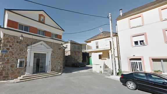 Igüeña vende su escuela en Espina de Tremor.