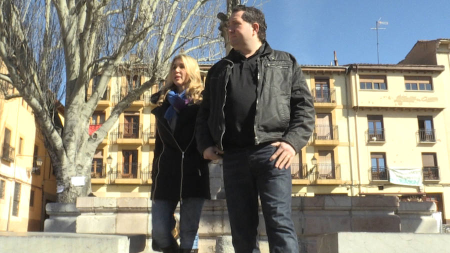 Malena Gracia y el hostelero Juan López muestran su apoyo a las obras de la plaza del Grano. 