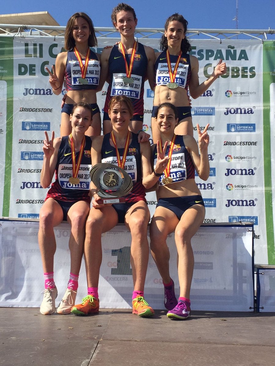 Blanca Fernández, en el podio con sus compañeras del Barcelona.