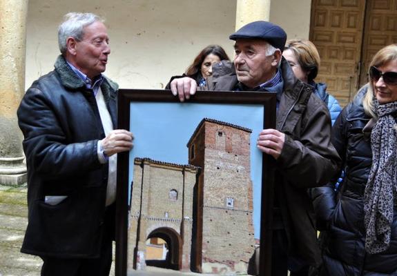 El presidente de Promonumente hace entrega del cuadro al alcalde de Grajal. 