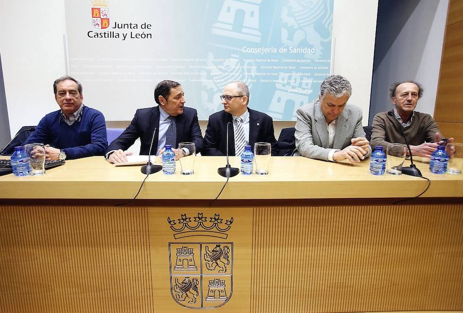 El consejero de Sanidad, Antonio Sáez, informa sobre las primeras alianzas estratégicas entre hospitales de Castilla y León.