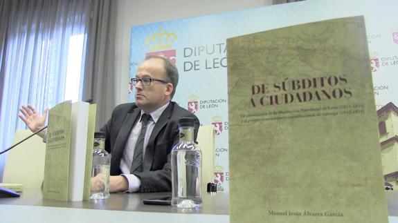 El autor del libro presenta su novela en los Guzmanes.