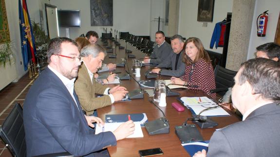 Reunión de Acom con el presidente de la Comisión de Energía en el Congreso, Ricardo Sixto.