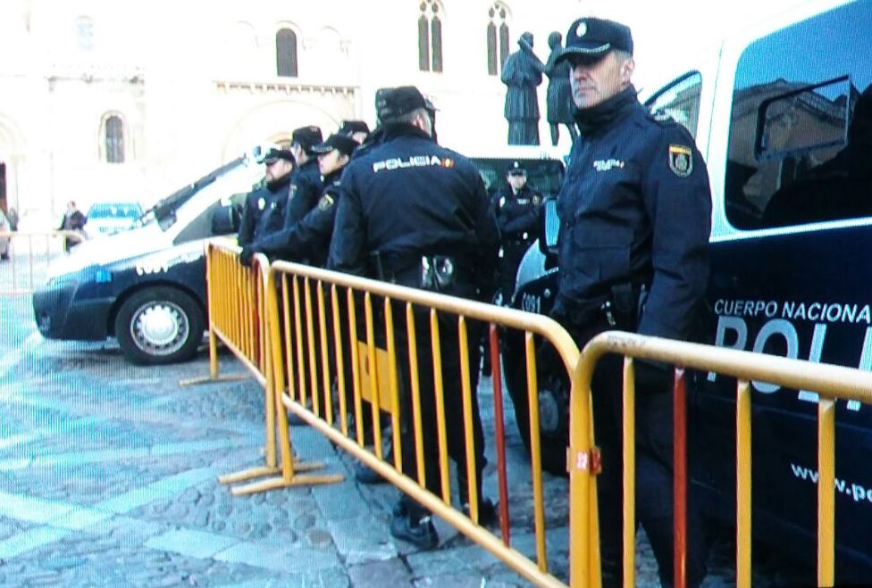 Agentes de la Policía Nacional a las puertas de la Audiencia este sábado.