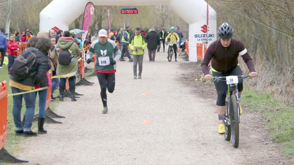 Runner y biker compartiendo trazado.