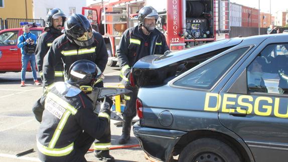 Los Bomberos de León, durante el simulacro. 