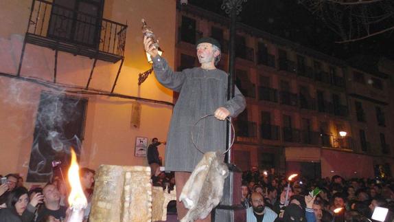 Genarín, en la Plaza del Grano, con su camión al fondo.