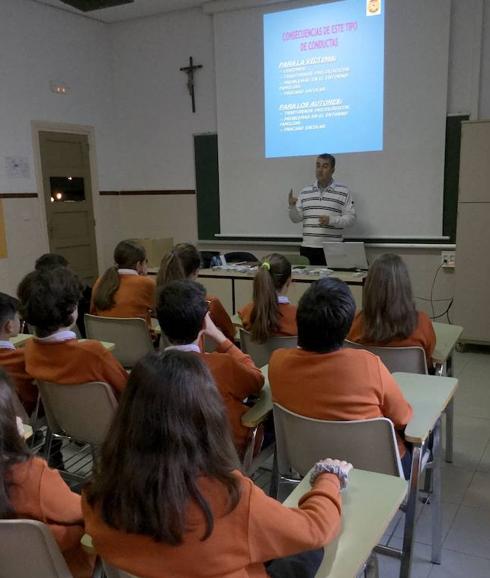 Los alumnos del centro asisten a la charla impartida por el rgupo Paidos.