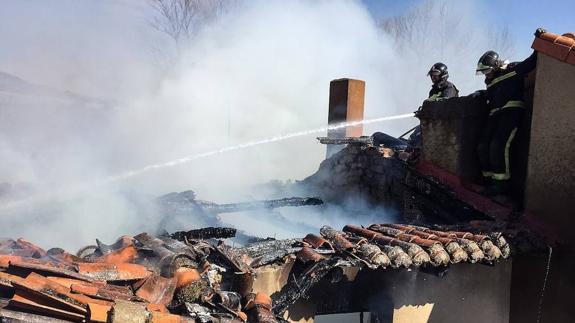 Los Bomberos de León actúan en el incendio de la vivienda de Valduvieco. 