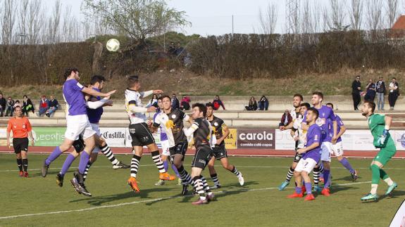 Lance del partido entre Unionistas y La Bañeza.