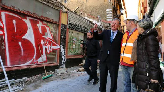 Silván visita las obras de demolición de los edificios aledaños al cubo de la calle Conde Rebolledo. 