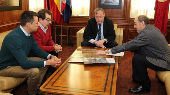 Recepción del alcalde a la Cofradía Santo Cristo del Perdón.