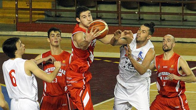 Los leoneses, en un lance del encuentro ante La Flecha.