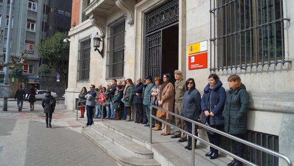 Trabajadores de la Subdelegación del Gobierno guardan un minuto de silencio. 